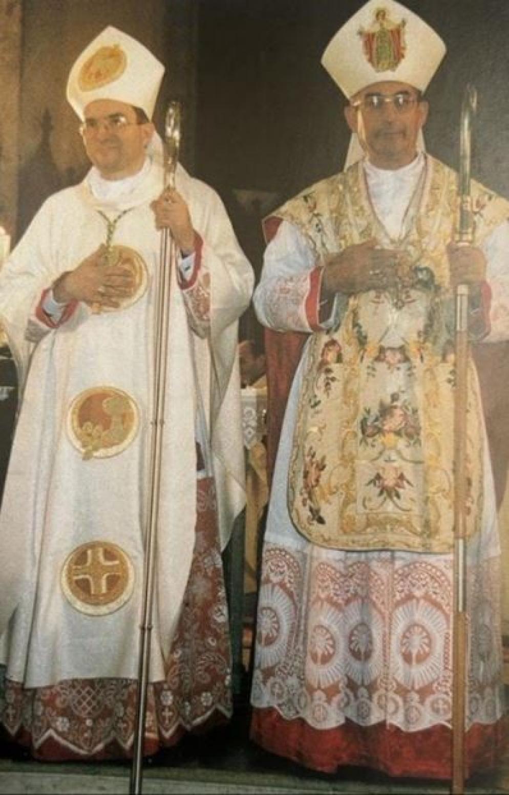 Il neo vescovo Petrocchi con monsignor Silvano Montevecchi nel giorno della consacrazione episcopale - Arcidiocesi di L'Aquila