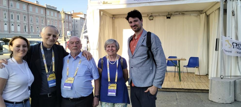 Operatori del Cicsene insieme al cardinale Matteo Zuppi al Villaggio delle buone pratiche alla Settimana sociale di Trieste