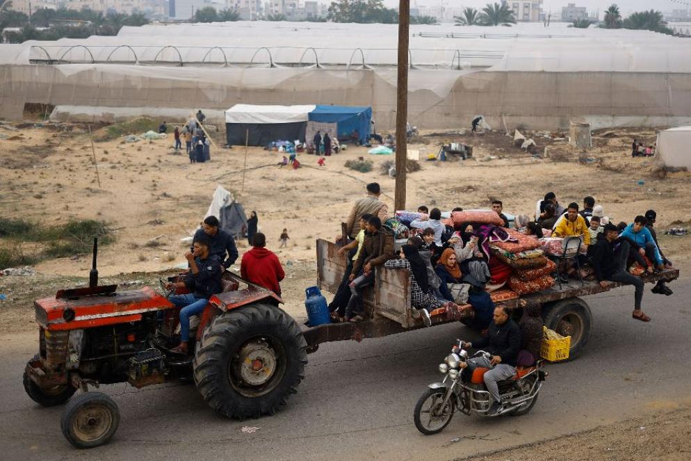 Palestinesi in fuga dai raid israeliani - Reuters