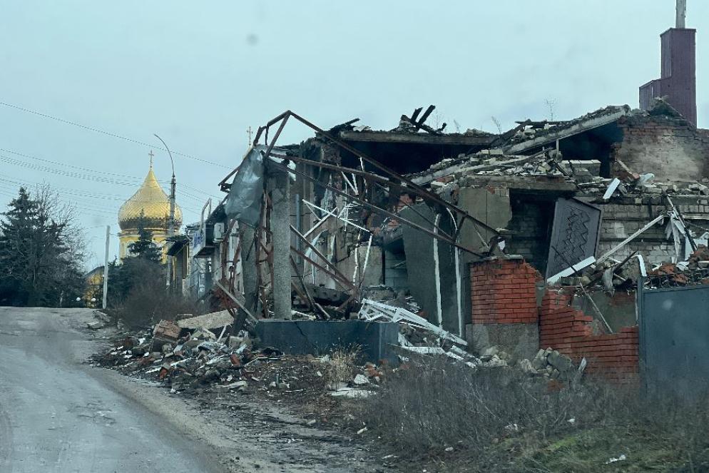 La distruzione lungo le strade di Kupiansk, la cittadina dell'est dell'Ucraina dove si combatte uno delle più feroci battaglie - Gambassi