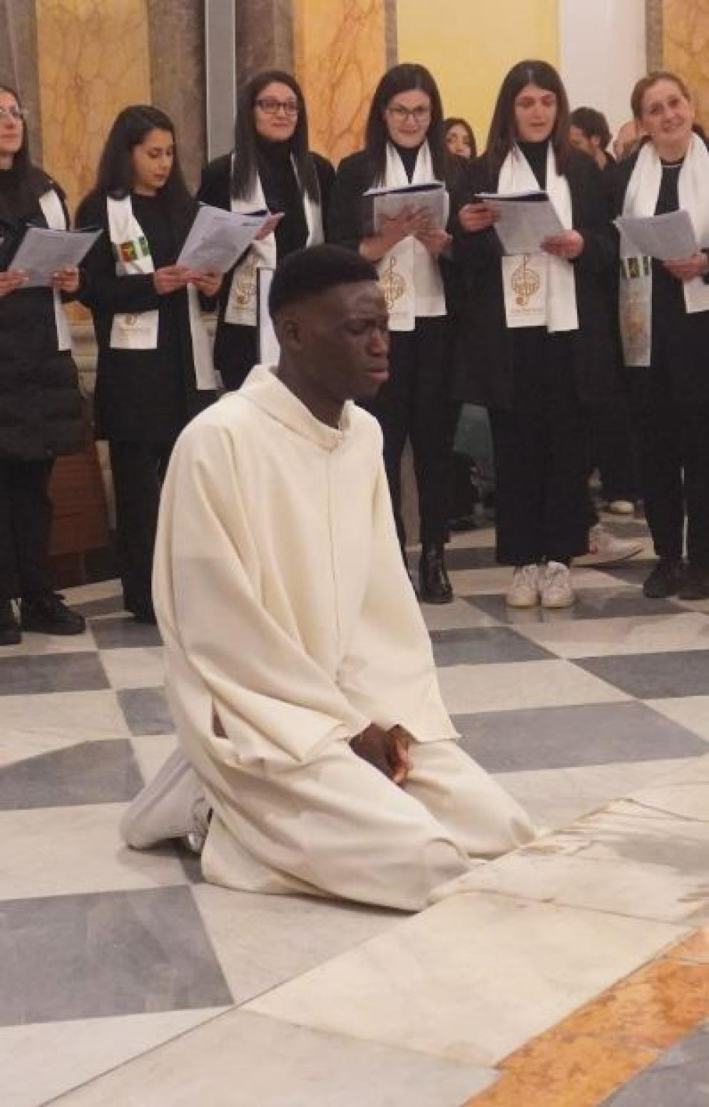 Un momento della celebrazione del giovane nigeriano Joseph David a cui hanno partecipato il fratello e la sorella - undefined