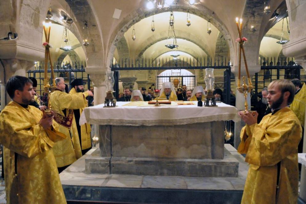 Vescovi ortodossi sulla tomba di san Nicola - Fotogramma