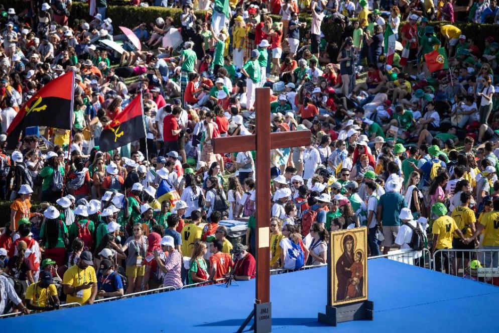 La Croce e l'Icona di Maria Salus Populi Romani, icone delle Gmg, al Parque Eduardo VII durante la festa di accoglienza del Papa alla Giornata di Lisbona 2023 - Agenzia Romano Siciliani