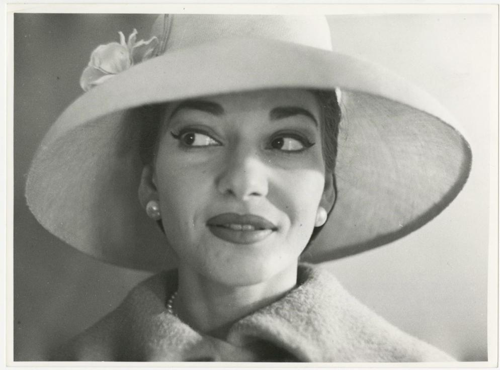 Maria Callas indossa abiti della sartoria Biki nella sua abitazione di via Buonarroti, Milano, aprile 1958. - Foto di Angelo Novi - Archivio Publifoto Intesa Sanpaolo