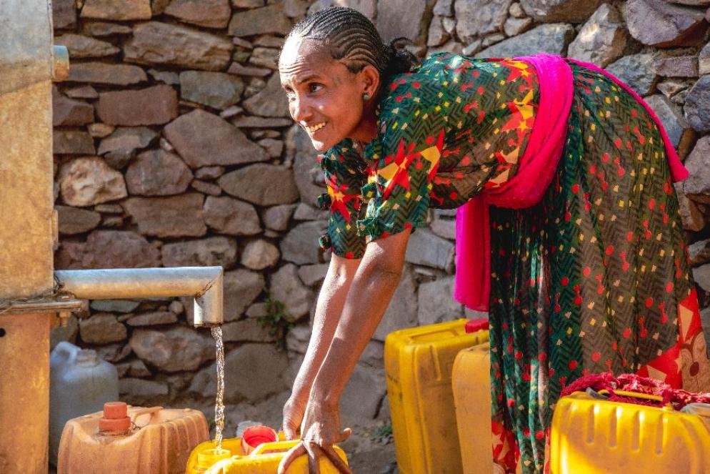 Etiopia, Hareya Hebremariam fa scorta di acqua potabile grazie al progetto di Oxfam nel Tigray - Oxfam