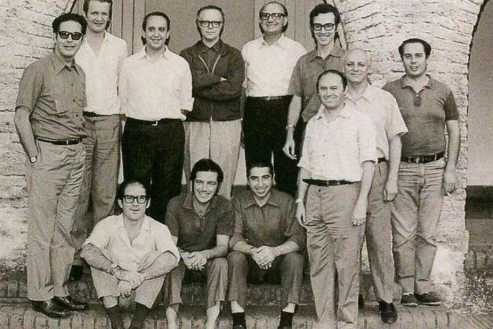 Un particolare di un periodo di formazione spirituale dei gesuiti argentini. Al centro un giovane Jorge Mario Bergoglio vicino al suo maestro spirituale Miguel Ángel Fiorito - La Civiltà Cattolica