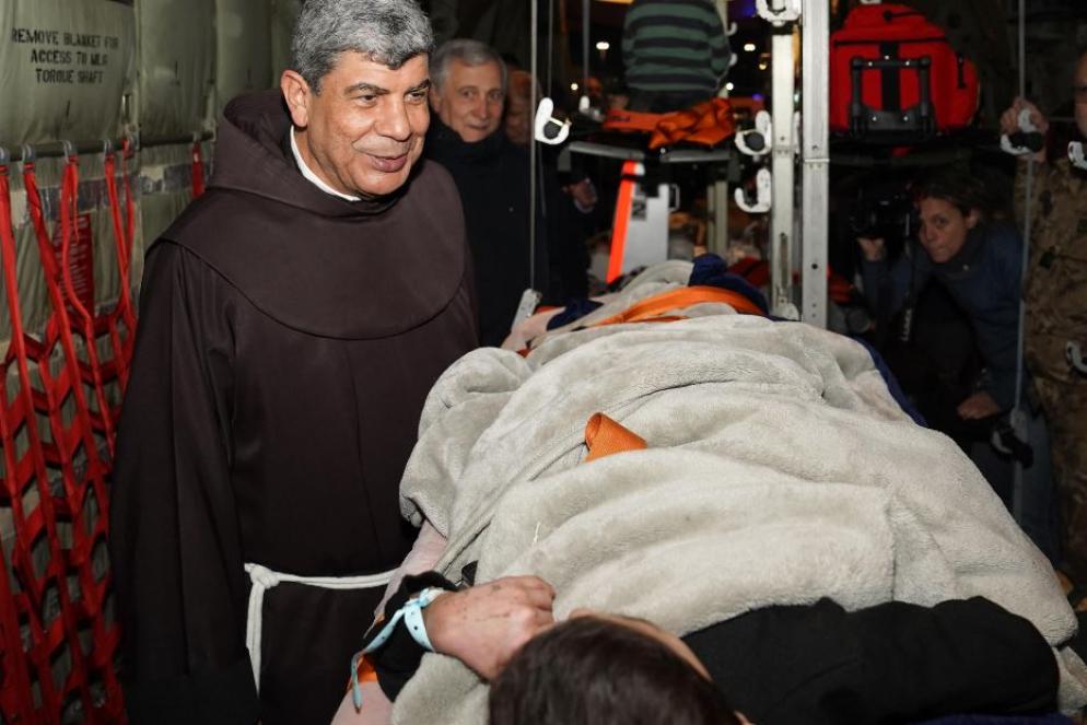Padre Ibrahim Faltas, Vicario della Custodia di Terra Santa, a bordo del C130 dell'Aeronautica militare che ha portato i 14 bambini in Italia - Ansa