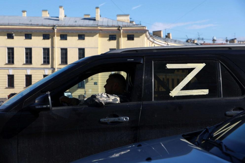 Un auto blindata a San Pietroburgo con il simbolo «Z» a sostegno delle forze russe - Reuters