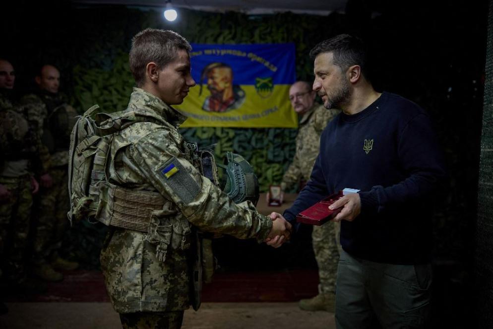 Il presidente Volodymyr Zelensky con i militari nella regione di Kharkiv - Ansa