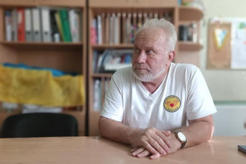 Volodymyr Sahaidak, direttore del centro per ragazzi fragili di Kherson. La struttura ora è vuota, e sottoposta a continui raid, ma i 52 bambini che lui ha aveva messo in salvo stanno bene. E altri 15 portati via dai russi stanno rientrando in Ucraina - Scavo