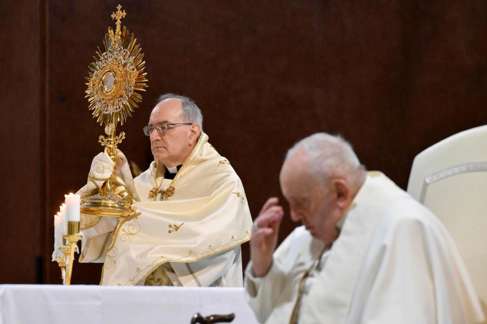 Il Papa con il parroco di san Pio V, don Donato Le Pera, durante l'adorazione eucaristica - ANSA