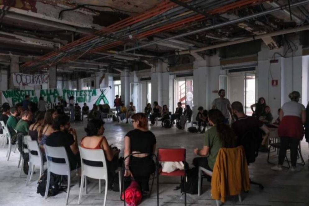 Un'assemblea di studenti a Bologna - .