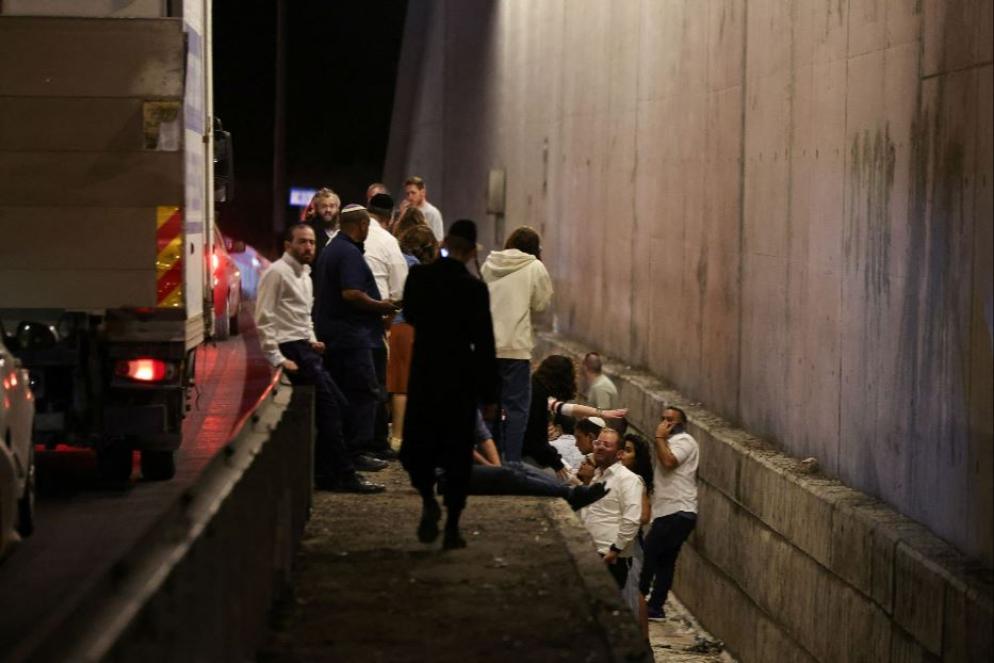 Israeliani cercano rifugio dai missili iraniani - Reuters