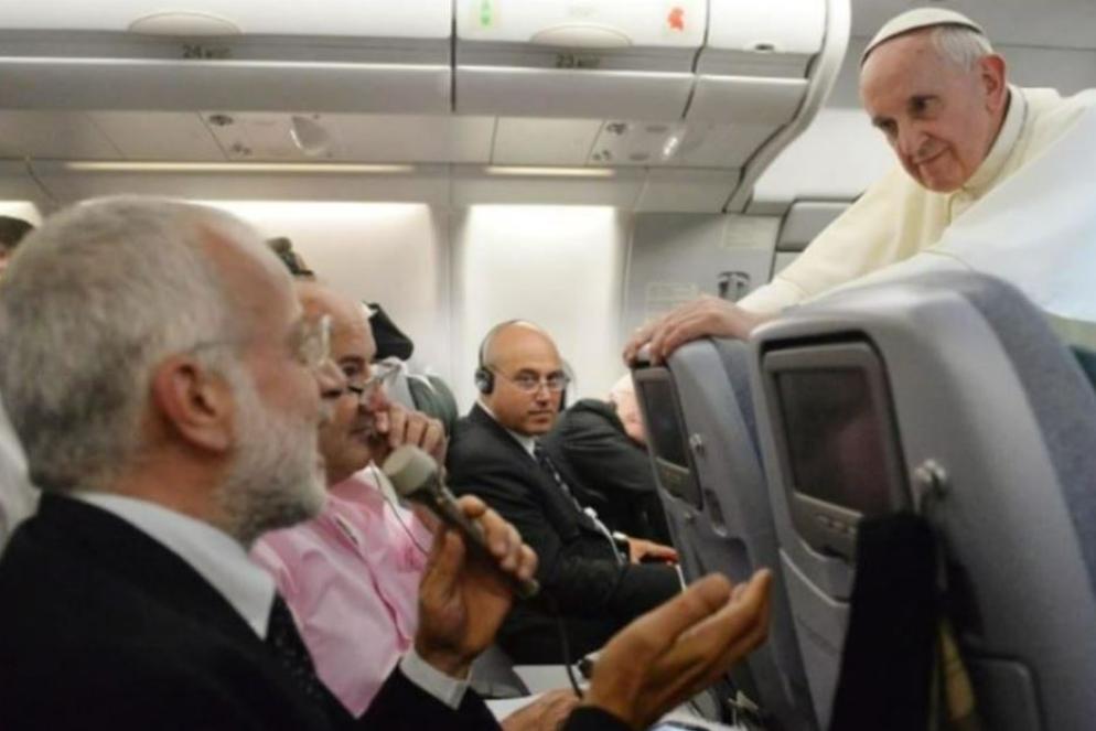 Salvatore Mazza rivolge una domanda a papa Francesco durante un viaggio apostolico internazionale - .