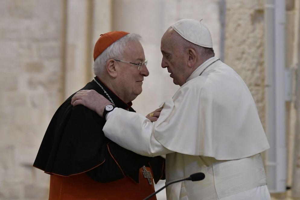 Il cardinale Gualtiero Bassetti e papa Francesco - Ansa