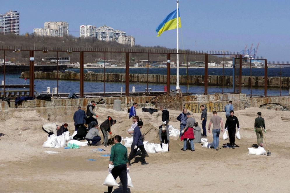 A Odessa gli abitanti al lavoro con i sacchi di sabbia per costruire trincee in attesa dell'arrivo delle truppe russe - Reuters