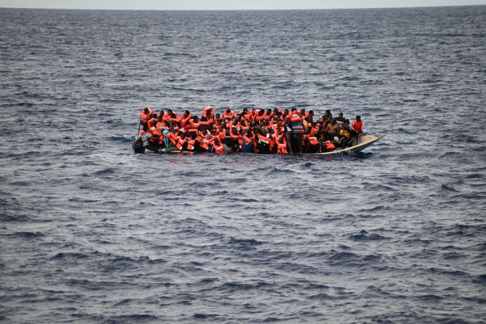 Durante una difficile operazione di ricerca e soccorso nel Mediterraneo centrale, a circa 30 miglia dalle coste libiche, le équipe di Medici Senza Frontiere (MSF) a bordo della nave Geo Barents hanno trovato ieri dieci persone decedute sul fondo di un'imbarcazione di legno stracarica di persone - ©Candida Lobes / MSF