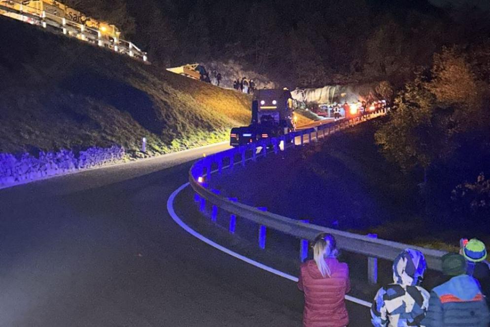 Le gente per le strade fotografa e festeggia il passaggio dell'abete diretto a Roma - .