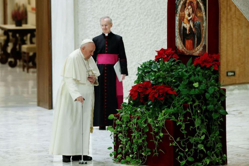 "Possiamo chiederci: com’è il nostro sguardo verso gli altri?", l’esortazione del Papa nella catechesi. "Quante volte etichettiamo le persone per ciò che fanno o pensano! Anche come cristiani ci diciamo: è dei nostri o non è dei nostri? Questo non è lo sguardo di Gesù: Lui guarda sempre ciascuno con misericordia, anzi con predilezione. E i cristiani sono chiamati a fare come Cristo, guardando come Lui specialmente i cosiddetti lontani". - Reuters
