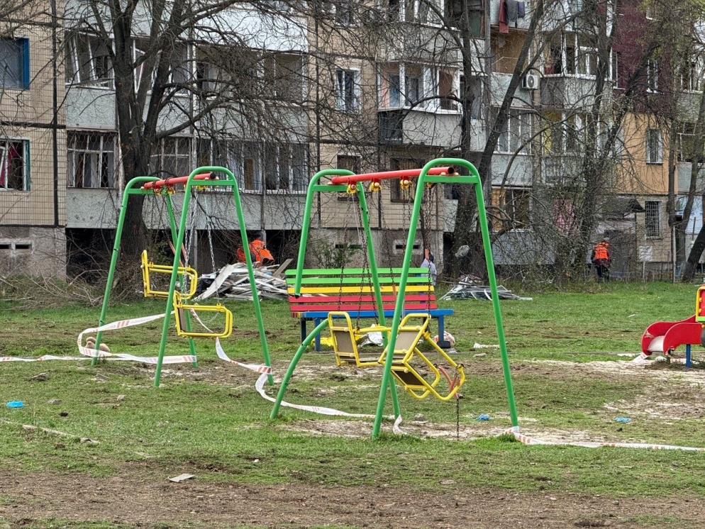 Il parco giochi colpito dal missile russo - Scavo