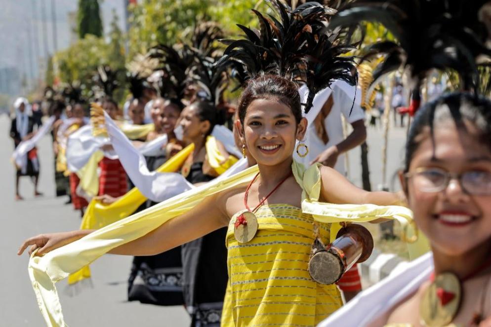 Gruppi di persone in festa per l'arrivo del Papa nelle strade di Dili - ANSA