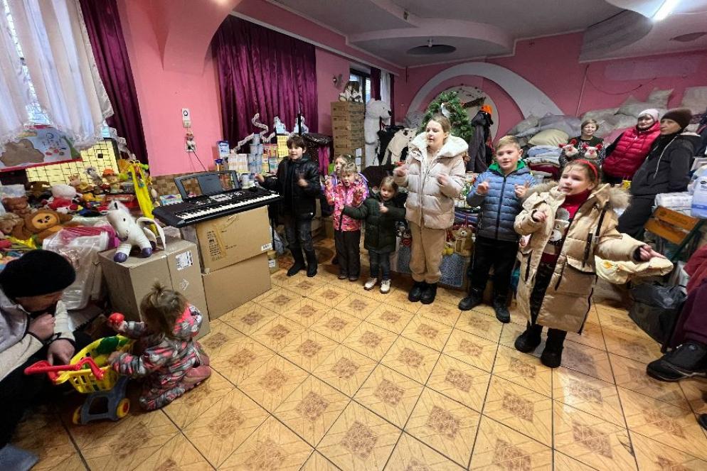 Il coro di Natale a Shevchenkove, la cittadina che accoglie gli evacuati dal fronte nella regione di Kharkiv - Gambassi