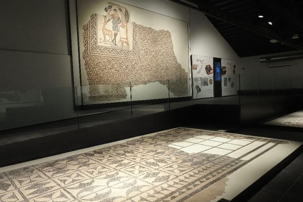 Uno scorcio della sezione "Abitare a Ravenna". A parete il mosaico pavimentale proveniente dalle terme con il Buon Pastore (IV secolo d. C.); in primo piano il pavimento a mosaico geometrico proveniente dalla domus (II secolo d. C.) - Classis Ravenna – Museo della Città e del Territorio