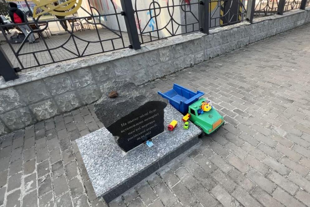 Il memoriale della strage degli sfollati alla stazione di Kramatorsk: nell'aprile 2022 un missile russo ha ucciso 61 profughi che attendevano i treni della salvezza - Gambassi