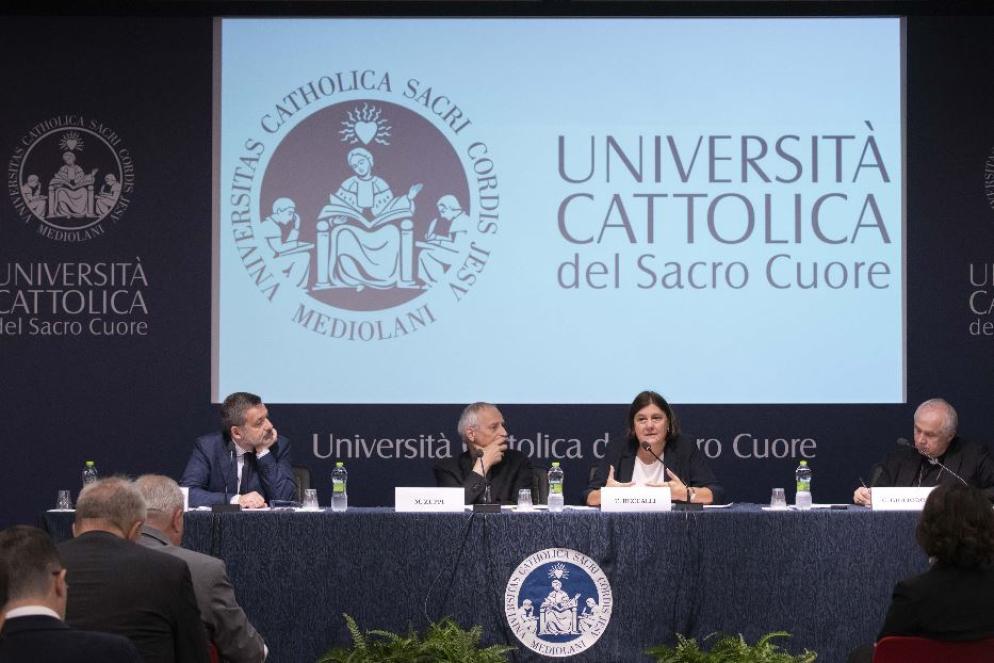 Al dialogo "Per un Ateneo generatore di speranza" hanno partecipato, oltre al cardinale e alla rettrice, Alessandro Zaccuri, direttore della comunicazione della Cattolica (a sinistra), e il vescovo Claudio Giuliodori, assistente ecclesiastico della Cattolica (a destra) - Agenzia Siciliani