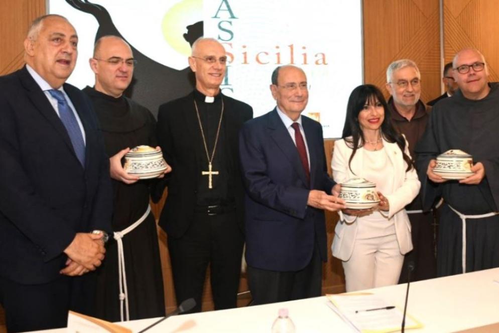 Nella sede della Regione Sicilia l'annuncio dell'offerta dell'olio - Foto Regione Sicilia