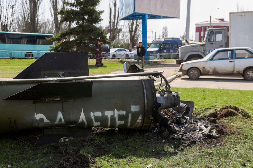 I resti di un grande razzo con la scritta in russo "per i nostri bambini" sono stati trovati vicino all'edificio principale della stazione di Kramatorsk, colpita nell'attacco.