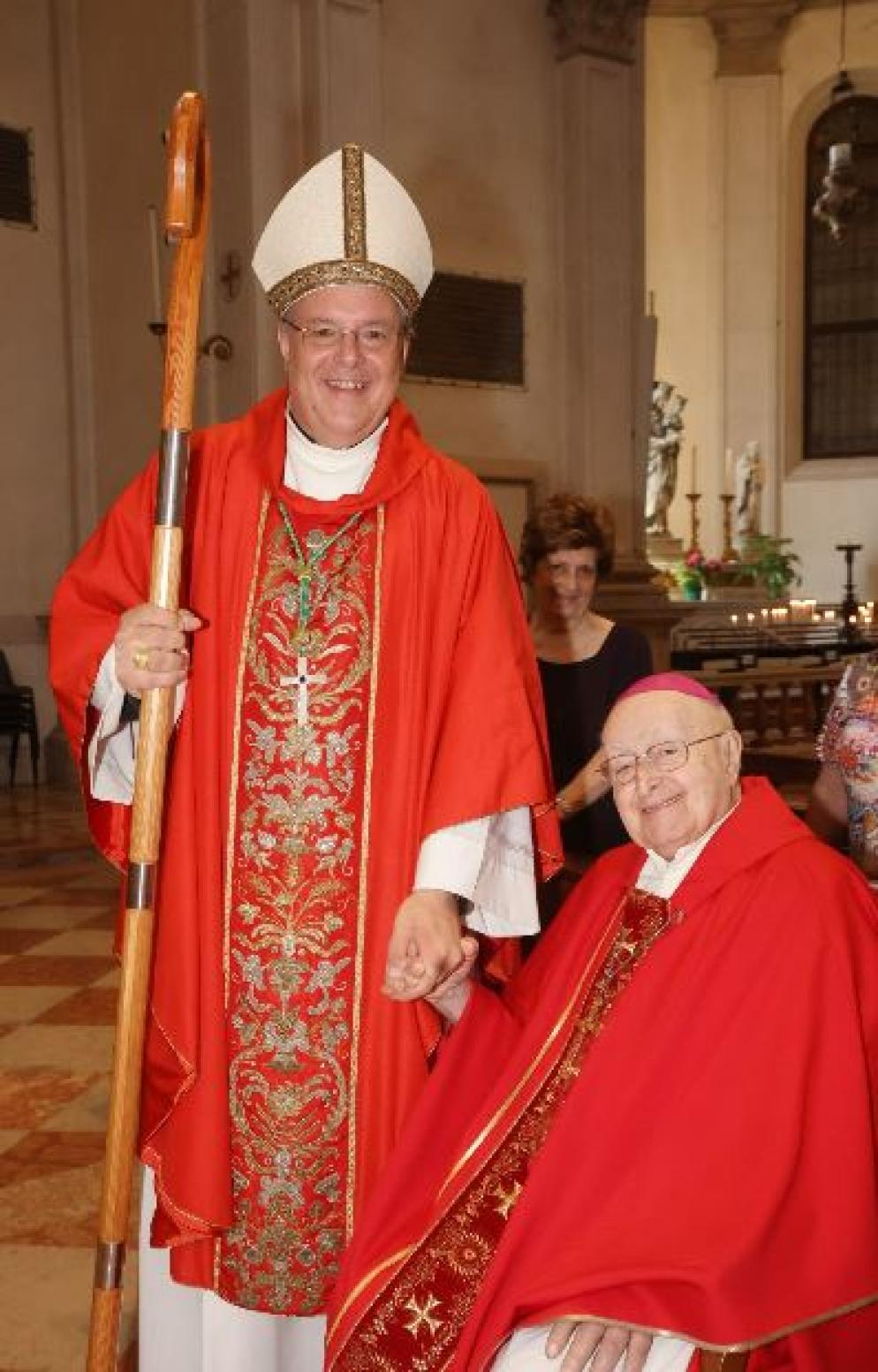 Il vescovo Tomasi (in piedi) assieme al suo predecessore, Magnani - -