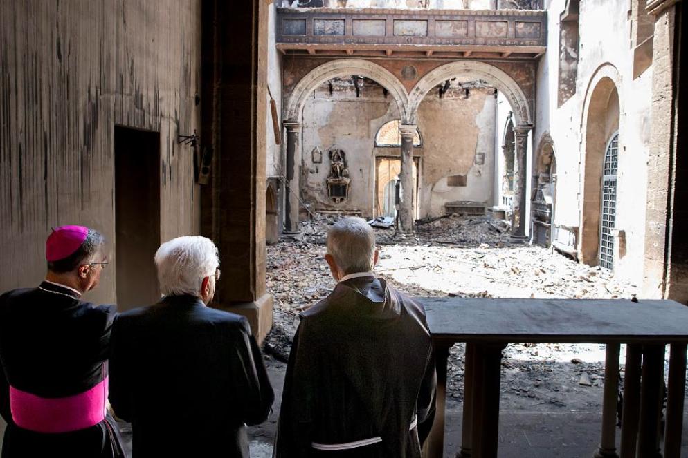 Il Presidente visita la chiesa distrutta dall'incendio - ANSA