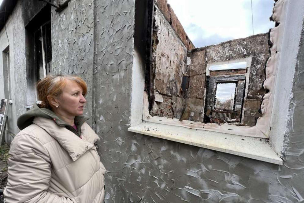 Svetlana di fronte a una casa distrutta a Slatyne - Gambassi