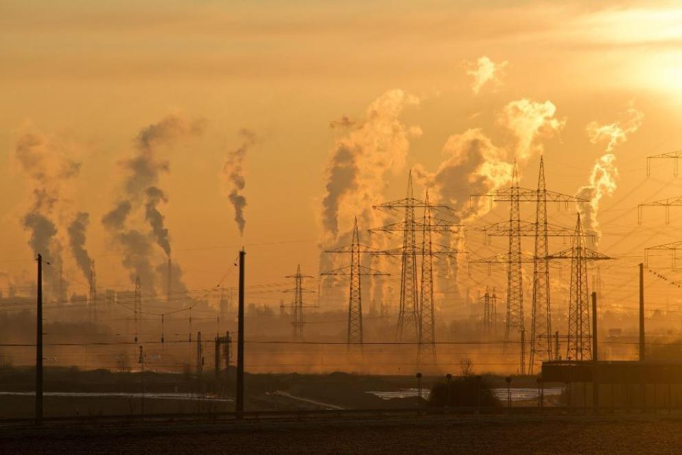Emissioni di anidride carbonica da una fabbrica - Ansa