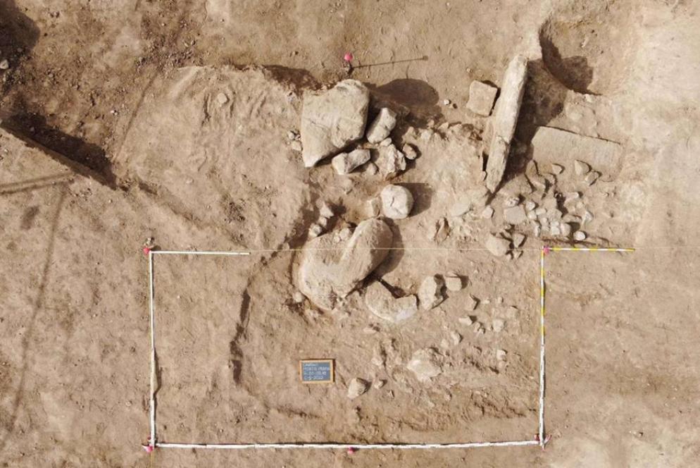 Lo scavo in corso delle statue di due pugilatori giganti a Mont'e Prama, Cabras (Sardegna) - Ansa