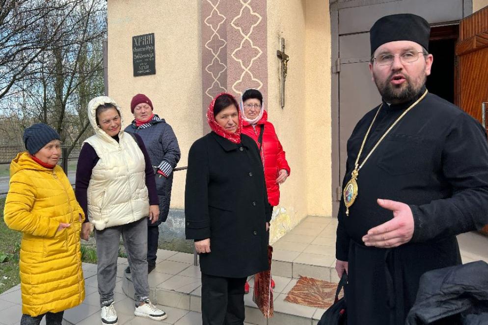 Il vescovo Maksym Ryabukha nella parrocchia greco-cattolica di Pokrovsk - Gambassi
