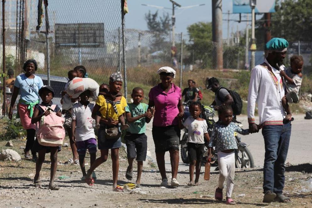 Ad Haiti 300mila persone hanno dovuto lasciare le proprie abitazioni per gli scontri tra bande criminali - Reuters