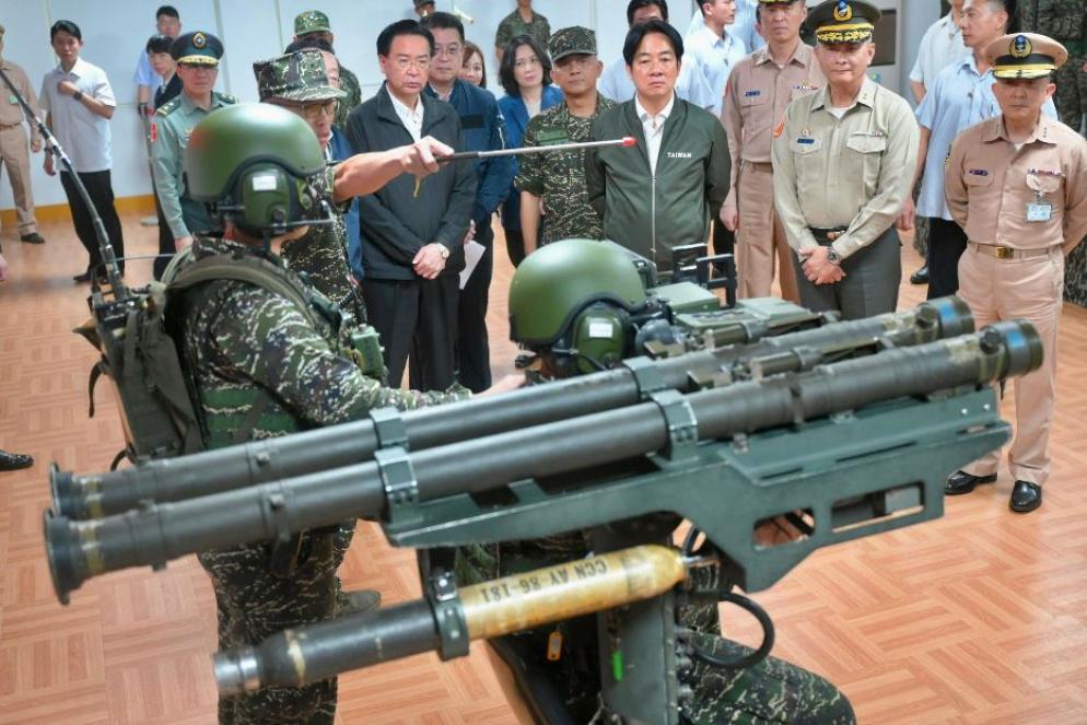 Il presidente di Taiwan Lai Ching-te (al centro) visione degli Stinger di fabbricazione Usa - ANSA