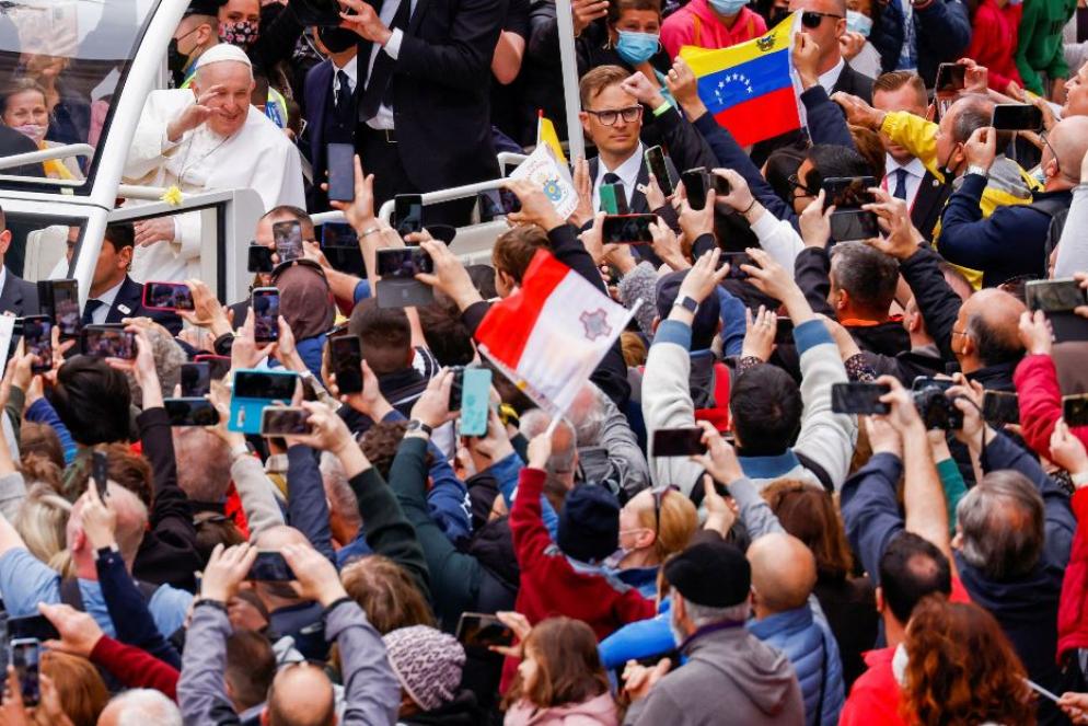 Il Papa saluta i fedeli - Reuters