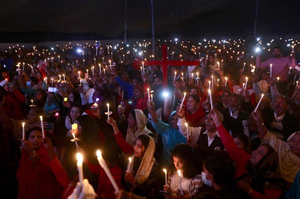 Un gruppo di cattolici in preghiera a Lahore - Ansa