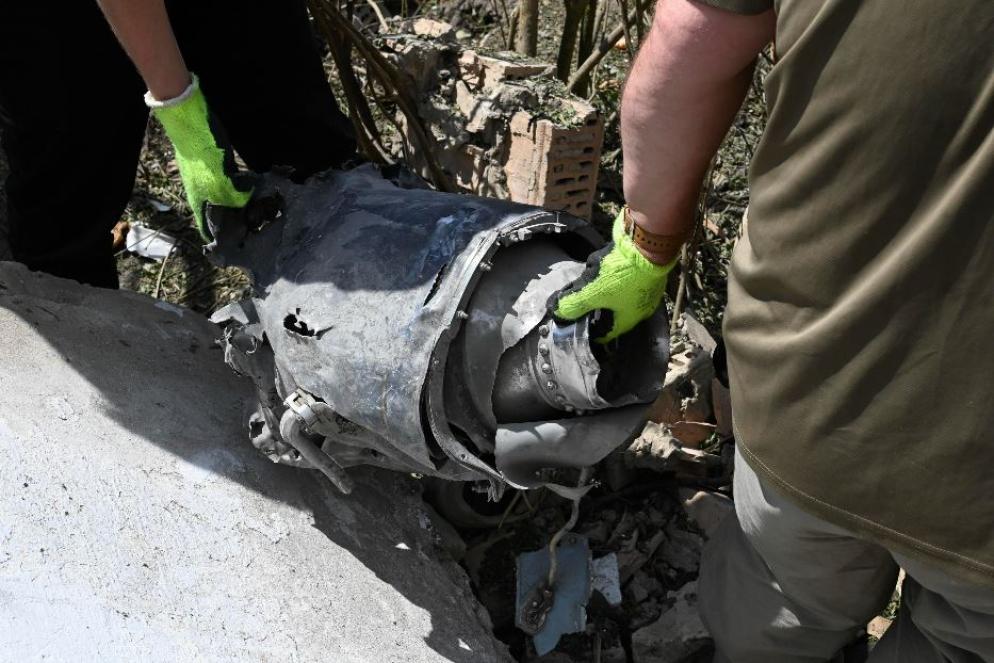 La polizia ucraina mentre porta via i resti di un missile russo caduto a Kiev - Ansa