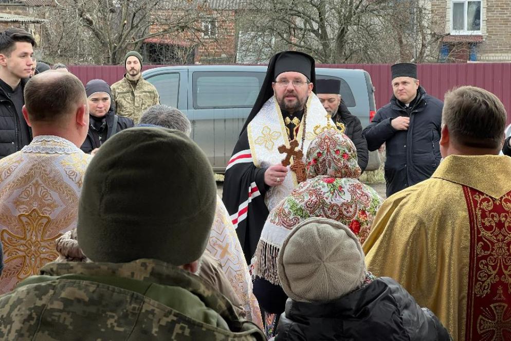 Il vescovo greco-cattolico Maksym Ryabukha apre la Porta del Giubileo a Kramatorsk, nella regione di Donetsk, lungo la linea del fronte - Gambassi