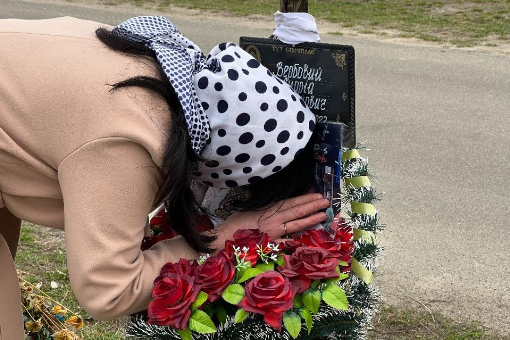 Natalia Verbova davanti alla tomba del marito ucciso per difendere Bucha e poi "dimenticato" dalle autorità locali - Gambassi