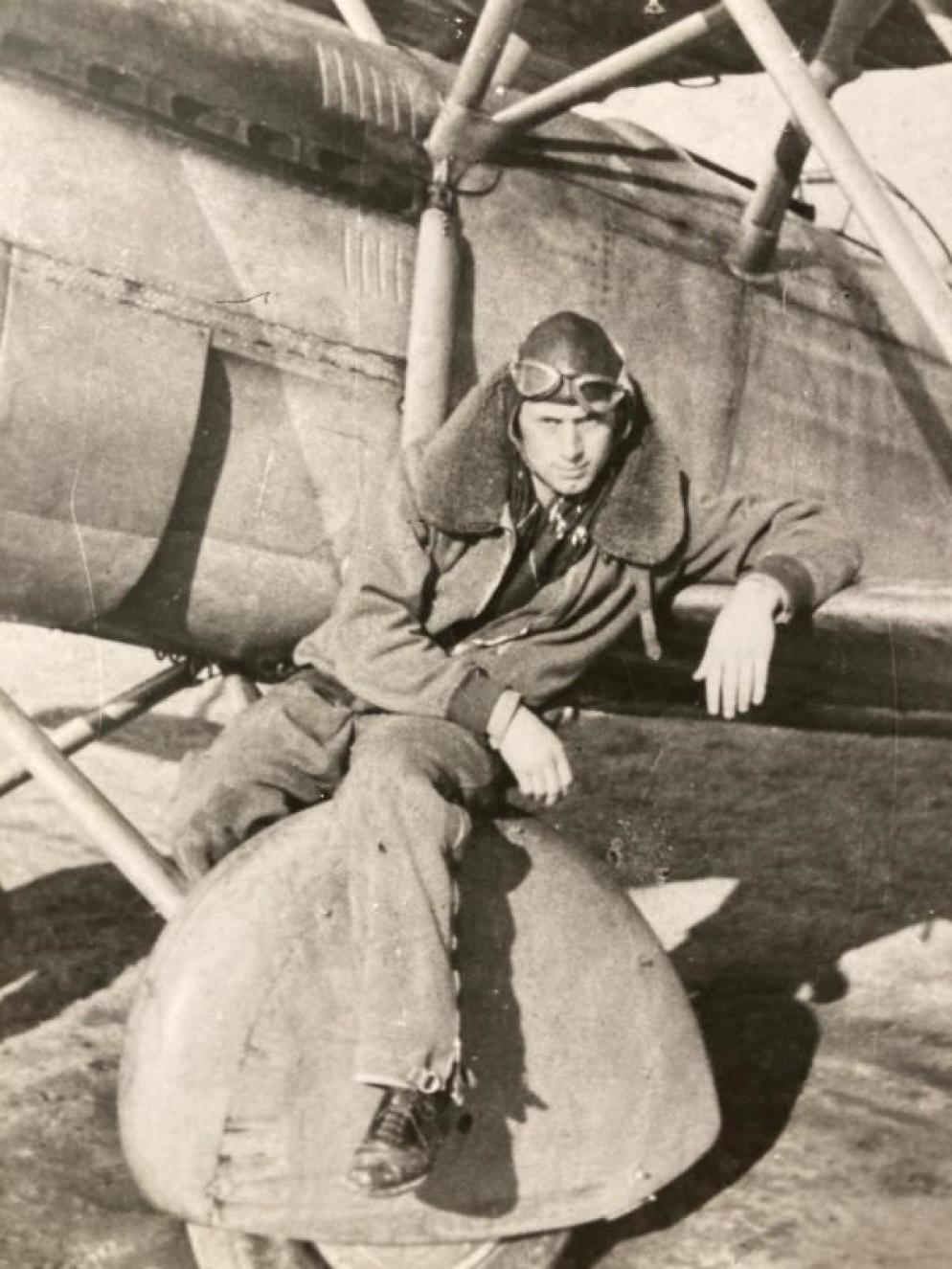 Il sergente maggiore Alvise Andrich in una foto con l'uniforme da pilota - Foto famiglia Andrich