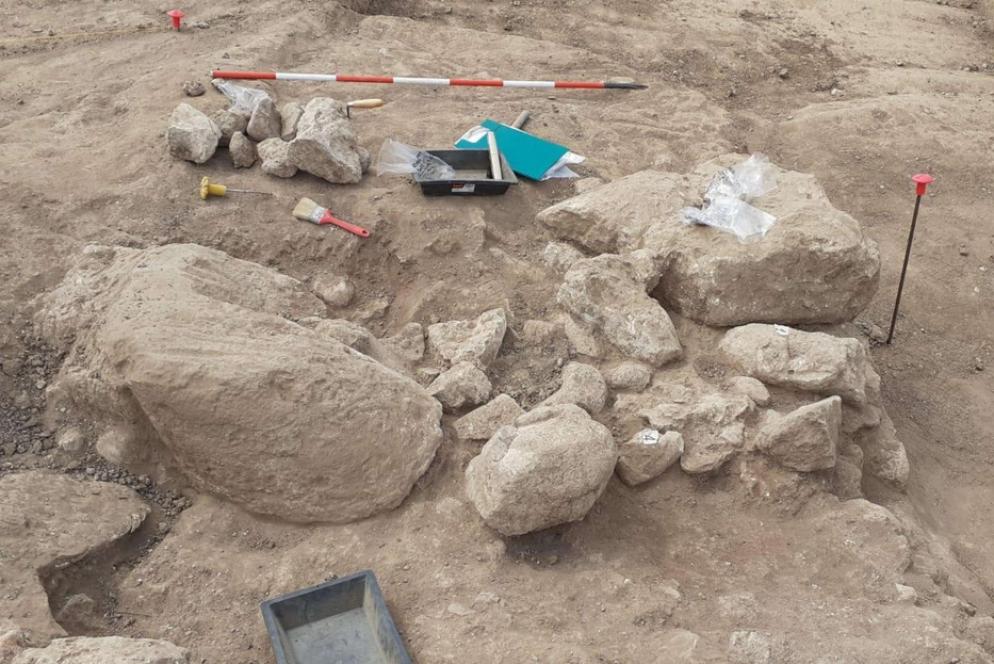 Lo scavo in corso delle statue di due pugilatori giganti a Mont'e Prama, Cabras (Sardegna) - Ansa