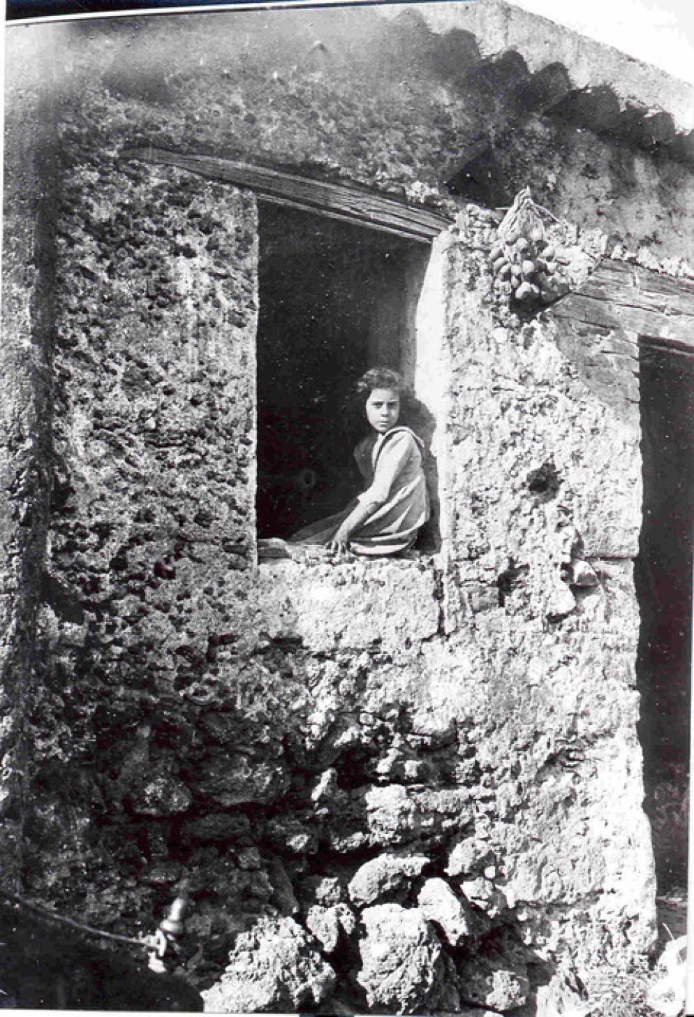 Bambina alla finestra, nel rione catanese di Novalucello, 1911. Una delle immagini più belle di Giovanni Verga - Archivio Fondazione 3M - Museo dell'Immaginario Verghiano di Vizzini (Catania)