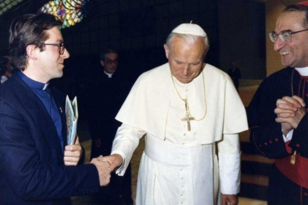 Un giovane don Duilio Corgnali con Giovannni Paolo II e l'arcivescovo di Udine Alfredo Battisti - .