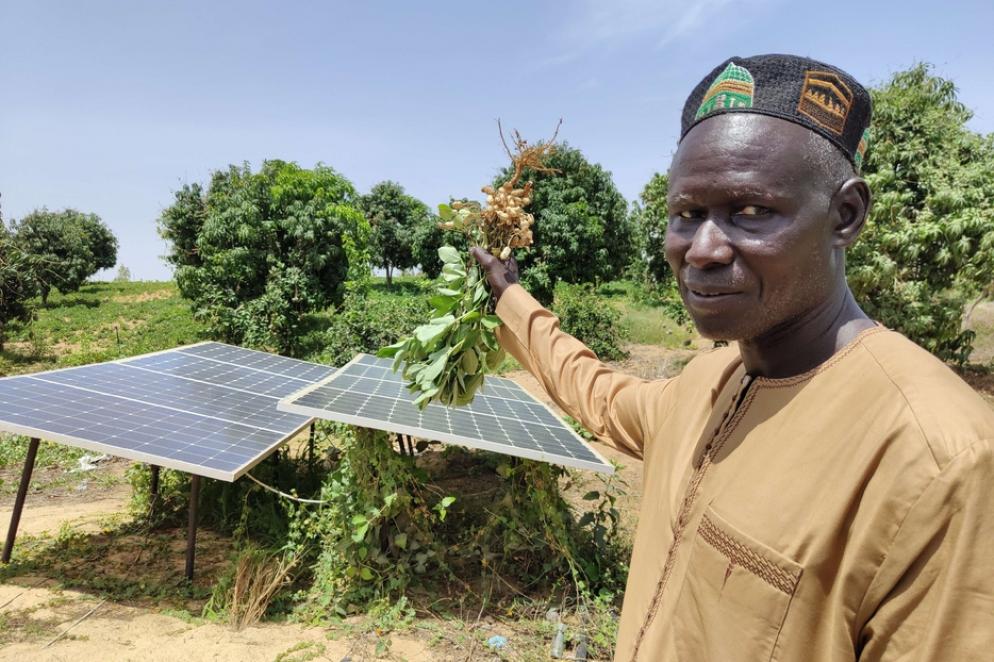 Sidy Sarr mostra i pannelli solari che alimentano l'impianto di irrigazione del suo campo agricolo - A.P.