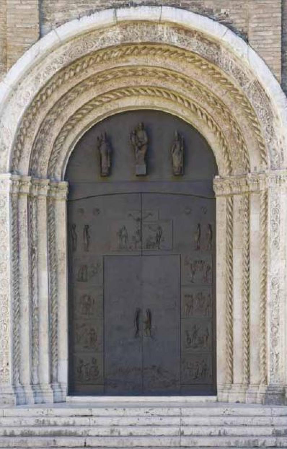 Il portale della cattedrale di Cesena realizzato da Ilario Fioravanti - Gian Paolo Senni